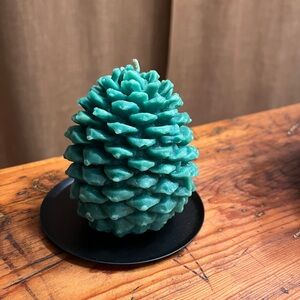 Aspen Bay Pinecone Shaped (Trimming the Tree) Scented Candle - NWT